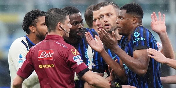 Orsato cancella Rocchi e avverte i bulli: "Accerchiare l'arbitro diventa violenza, ora basta"