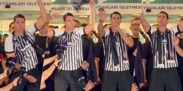 Vlahovic è arrivato a Istanbul: l’accoglienza dei tifosi del Besiktas è incredibile, Dusan scatenato!