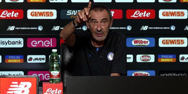 Sarri, che siparietto con le luci: "Possiamo abbassare l'intensità?"