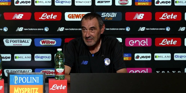 Sarri, che risate in conferenza: "Ma dopo arrivano domande anche da questo lato?"