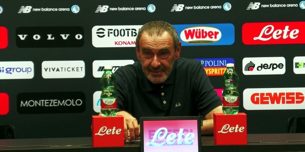 Sarri, siparietto in conferenza: il tecnico crede sia finita...