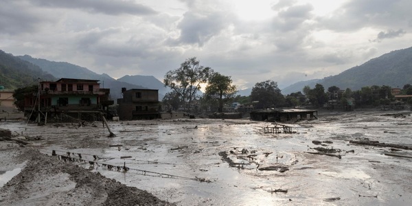 Media, bilancio delle vittime dell'alluvione in Nepal sale a 270