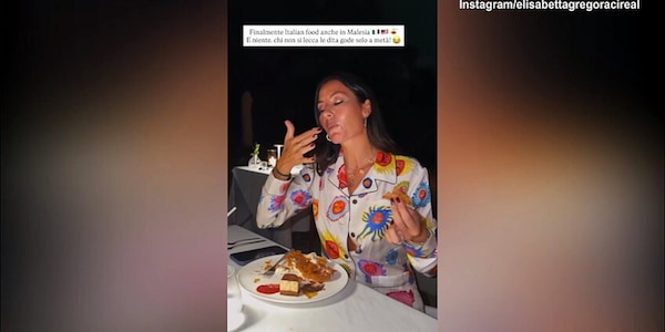 Che bontà! Elisabetta Gregoraci si lecca le dita