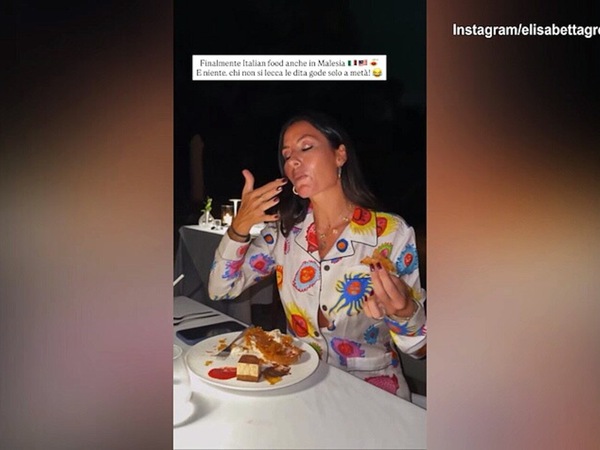 Che bontà! Elisabetta Gregoraci si lecca le dita