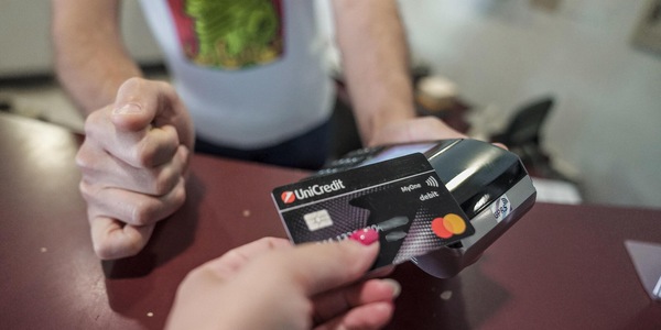 Bankitalia, nei pagamenti con carta vola il contactless, è all'88% del totale