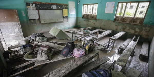 Fa evacuare studenti prima dell'inondazione, preside nepalese salva 900 alunni