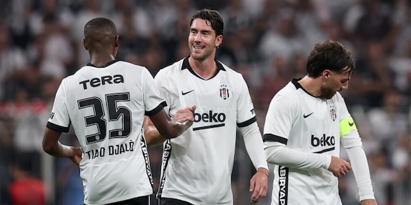 Vlahovic tripletta, esordio Miretti: valanga Besiktas nel segno della Juve. Vincono Arsenal e Barça