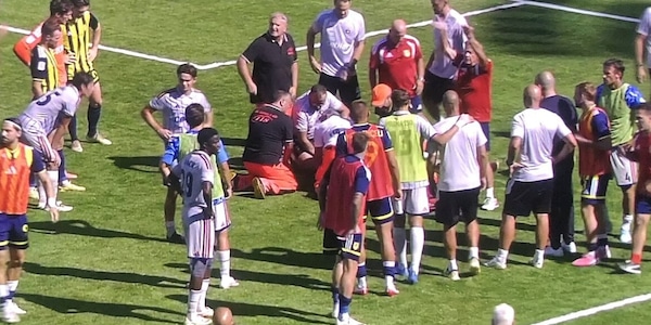 Malore in campo per Bozhinov e partita interrotta, paura in Serie B: cosa è successo