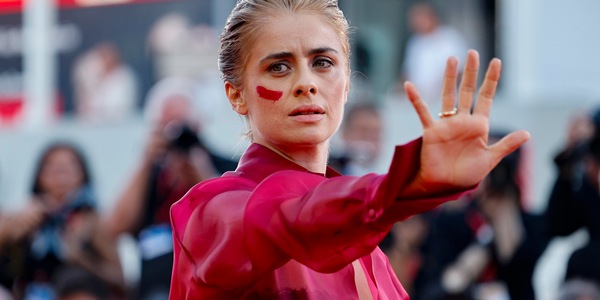 Greta Scarano sul red carpet a Venezia richiama l'attenzione contro i femminicidi