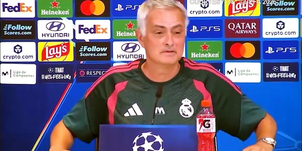 Giornalista fa un regalo "particolare" a Mourinho
