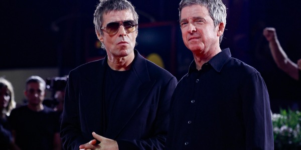 Gli Oasis verso il concerto a Roma, l'indizio social con una clip a Trastevere