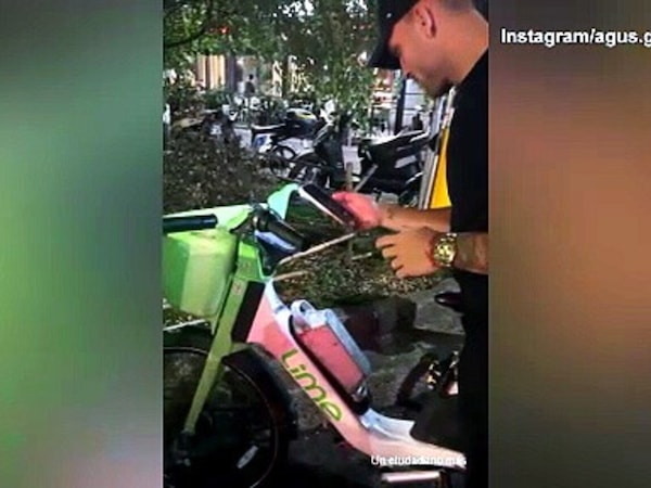 Agus e Lautaro, giro in bici per Milano