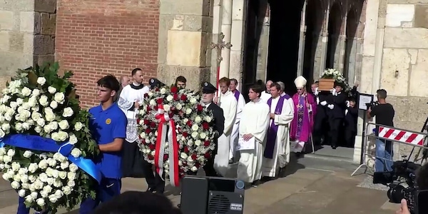 Sandro Mazzola, quanta commozione all'uscita del feretro