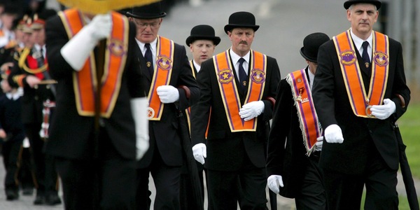 Tensione alla marcia in Irlanda del Nord, folla protesta contro parata Orange