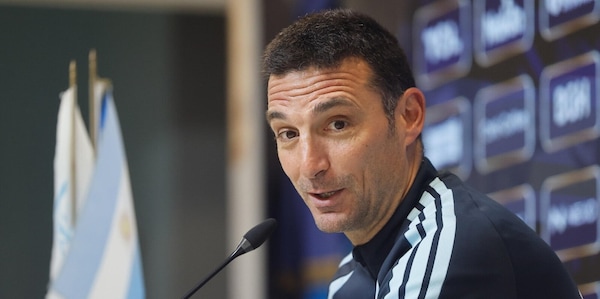 "Aveva rifiutato l’Inter per noi", Scaloni elogia l’amico e parla di capitani: "Dopo Messi…"