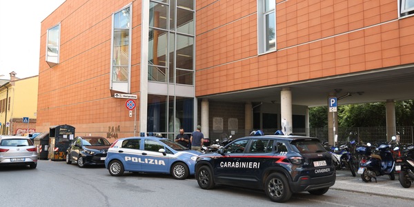 Tentata aggressione in un liceo a Ferrara, arrestato ragazzo