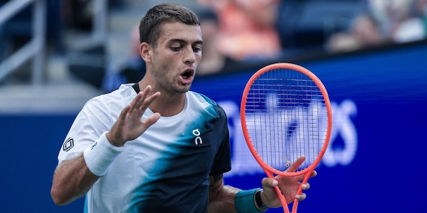 Cobolli eliminato all'esordio a Pechino. A Tokyo Berrettini rimonta show, Darderi stende Ruud