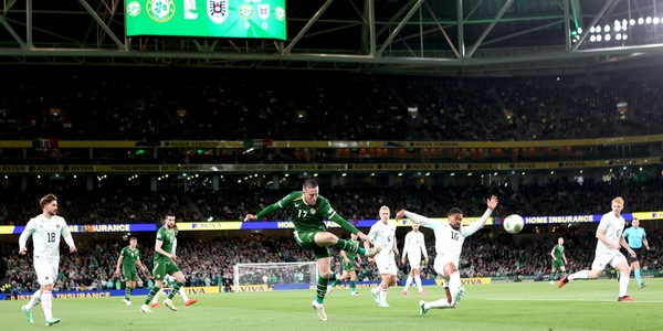 Nations League: Irlanda-Israele, continuano proteste tifosi,palline da tennis in campo