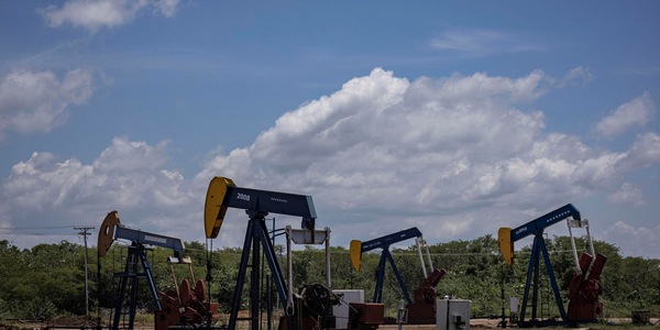 Il petrolio prosegue discesa, il Brent sotto i 100 dollari