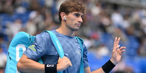 Arnaldi regge un set, poi Alcaraz domina il 2° e vola ai quarti di Tokyo. Berrettini ko con Vallejo
