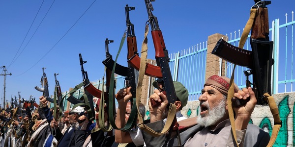 Houthi rivendicano il terzo raid della giornata sull'aeroporto di Riad
