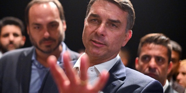 Brasile, Flávio Bolsonaro attacca Moraes dopo il mandato d'arresto per il fratello