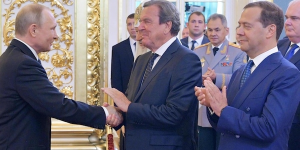 Schroeder da Putin per il compleanno, Merz 'profondamente indignato'