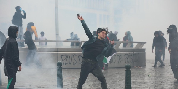 Barricate e sassaiole, scontri tra studenti e polizia a Bruxelles
