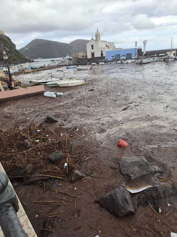 Temporale a Lipari, esondati torrenti, fango in strade e case allagate
