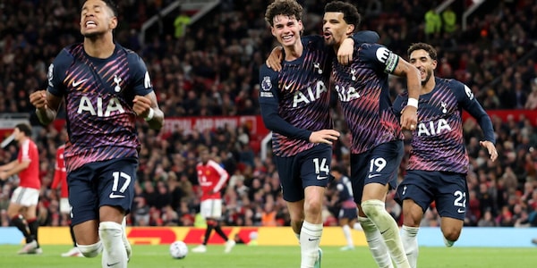 L'Arsenal vince in rimonta. Manita Chelsea, il Tottenham di De Zerbi beffa lo United nel finale