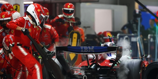 La Ferrari sorride con Leclerc, Hamilton però fa discutere