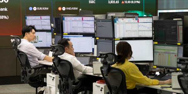 Borsa: Asia a ranghi ridotti, Tokyo chiusa, scivola Seul (-3,65%)