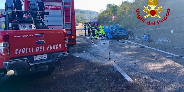 Morti due giovani dopo uno scontro tra un'auto e un camion in Umbria