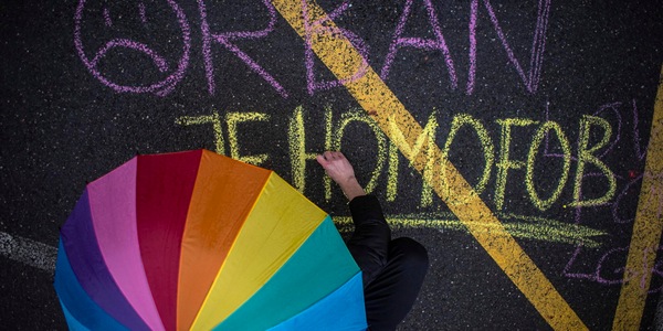 Ungheria adotta prima legge che elimina disposizioni anti-Lgbt+ di Orbán