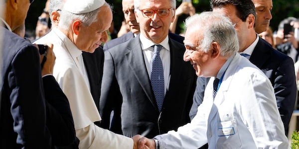 In corso al Policlinico Gemelli l'intervento al Papa