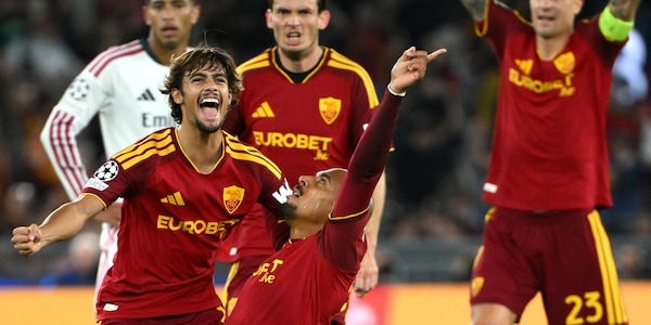 Show olandese all'Olimpico, ma non basta alla Roma: De Roon e doppio Malen, poi si scatena il Real