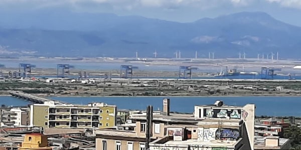 Schiacciato da tubi, operaio morto al porto industriale di Cagliari