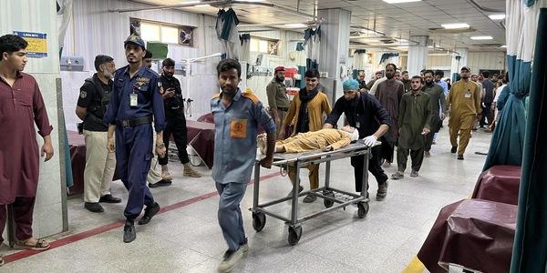 Crolla il tetto di una scuola in Pakistan, morti 27 bambini e un'insegnante