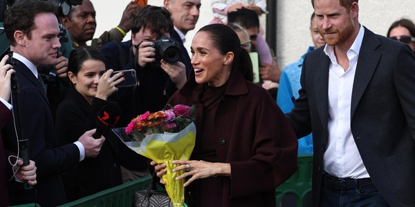 Bagno di folla per Harry e Meghan nel primo impegno pubblico dopo rientro in Gb