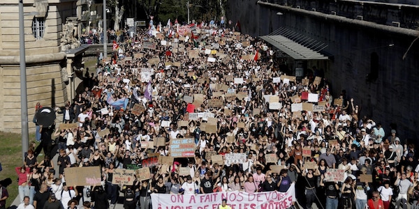 Ancora blocchi studenteschi in Francia, verso possibile 'convergenza' con gilet gialli