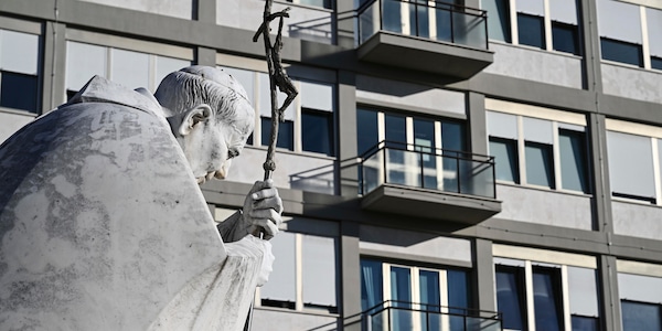 Parolin, se il Papa starà meglio farà l'Angelus dal Gemelli
