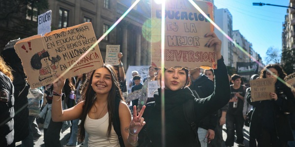 Lanci di lacrimogeni e incidenti alla manifestazione per le Università in Argentina