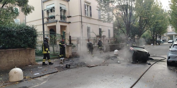 Studenti incendiano alcuni cassonetti per protesta a Verona