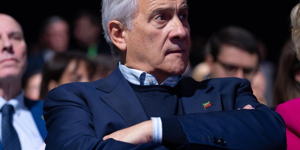 Tajani, 'con le banche servono prudenza e dialogo, no alle scelte imposte'