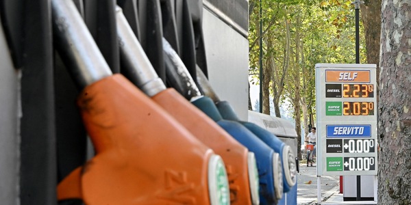 Carburanti poco mossi, in media self benzina a 2,034 euro, gasolio a 2,256