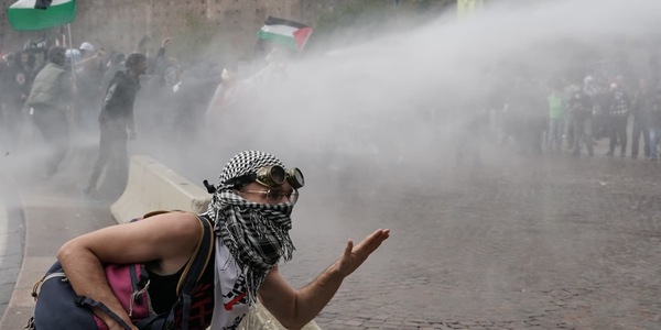 Corteo studenti Torino, lancio di sassi contro gli agenti