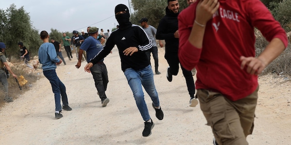 Coloni israeliani aggrediscono diplomatici europei a Taybeh in Cisgiordania