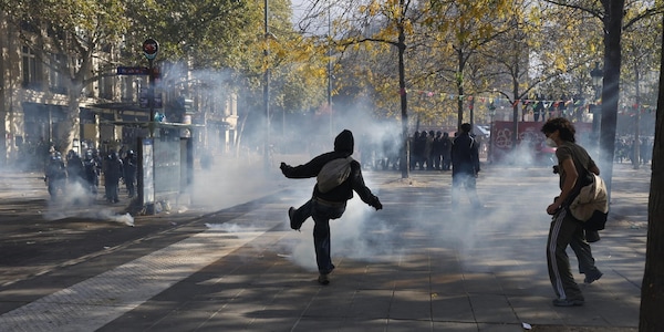 Violenti scontri con la polizia a margine del corteo a Parigi