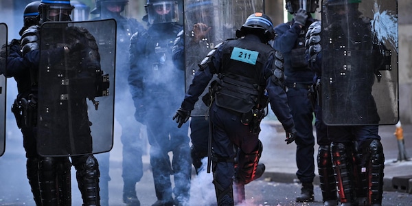 A Parigi 1.800 fermi nelle proteste, un manifestante morto per malore