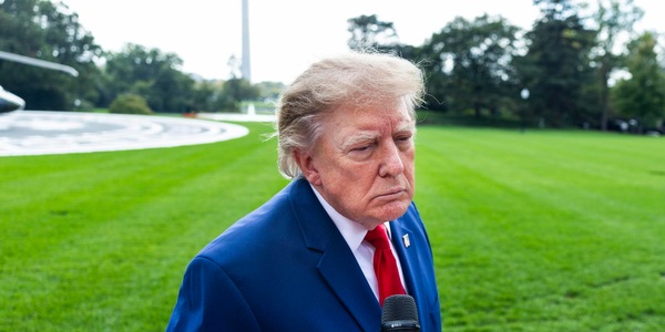 Trump, 'Francia in fiamme, chiuda le frontiere prima che sia troppo tardi'